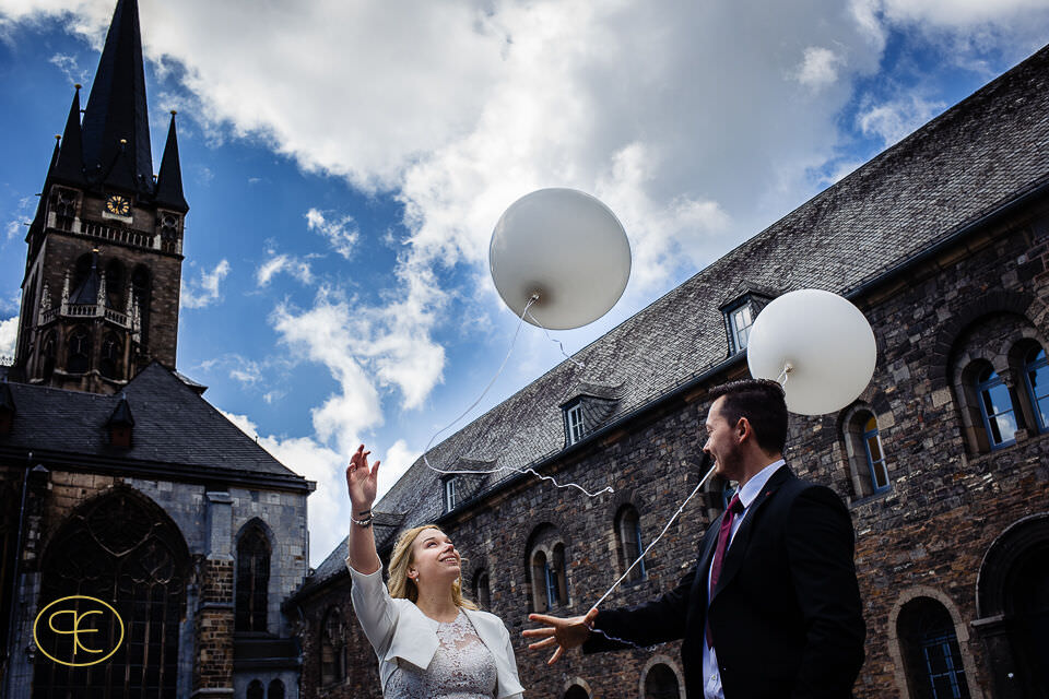 Das Hochzeitspaar lässt Luftballons auf dem Aachenr Katschhof steigen, Hochzeitsfotograf Aachen.