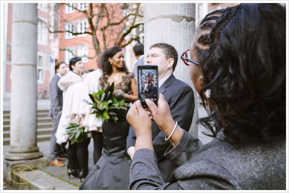 Elopement Hochzeit aus Kalifornien im Aachener Dom. Hochzeitsfotografen Patrick und Rosa aus Aachen