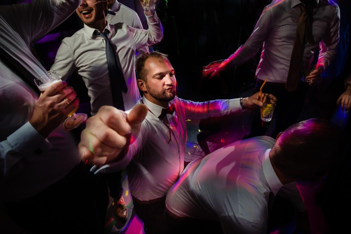 Hochzeitsfoto von einer Hochzeit am Indemann bei Aachen mit ausgelassener Partystimmung.