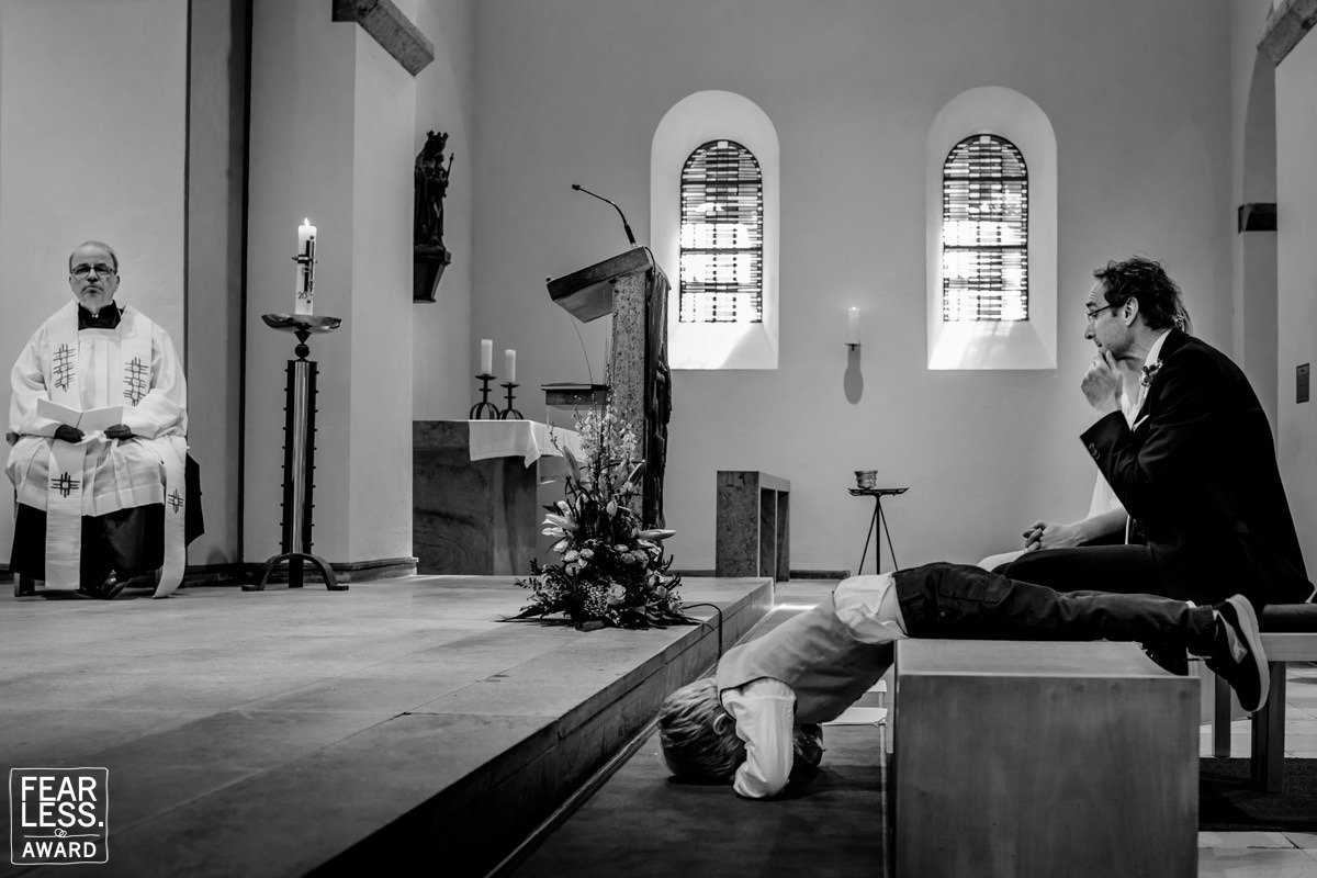Junge schläft bei kirchlicher Trauung - Foto von Fotograf Patrick Engel