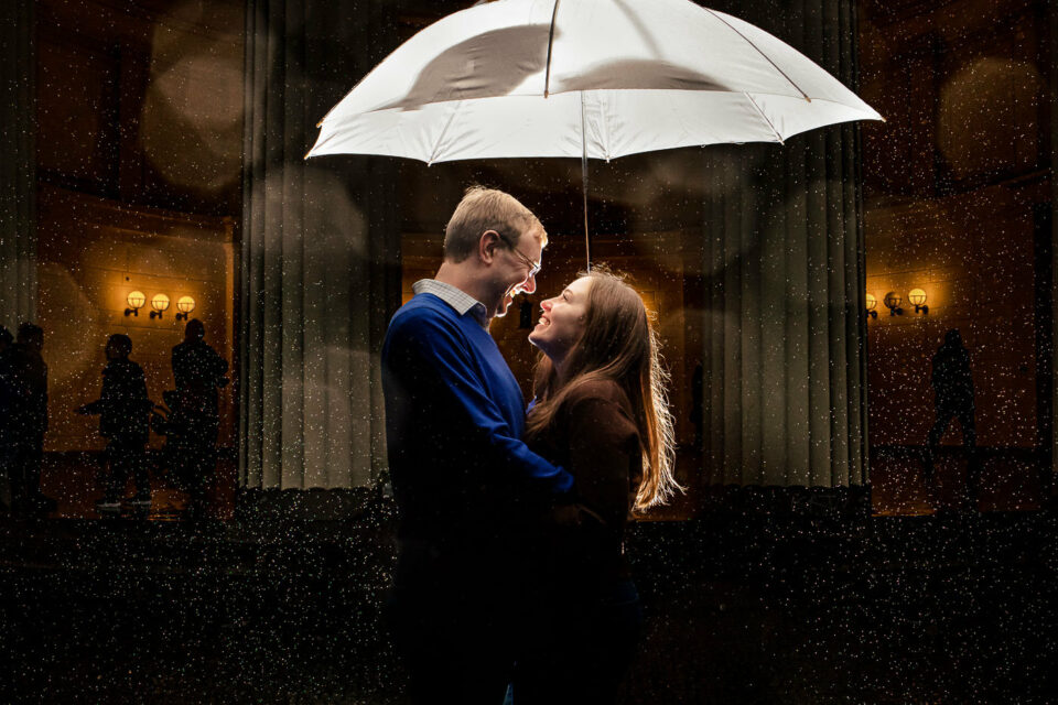 Hochzeitsfotograf Aachen fotografiert Paar aus Texas bei Regen vor dem Elisenbrunnen.