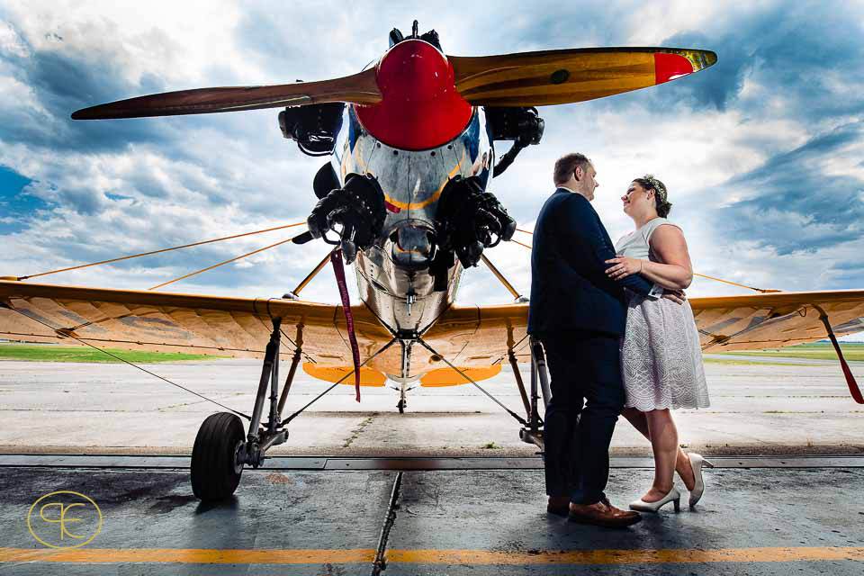 Hochzeitsfotos mit Oldtimer Flugzeug im Flugzeughangar.