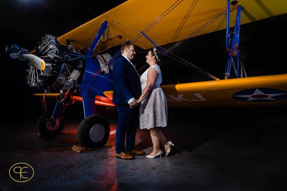 Hochzeitsfotos mit Oldtimer Flugzeug im Flugzeughangar.