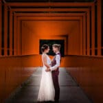 Hochzeitsfotografen in Aachen und Köln fotografieren ein Hochzeitspaar auf einer Brücke