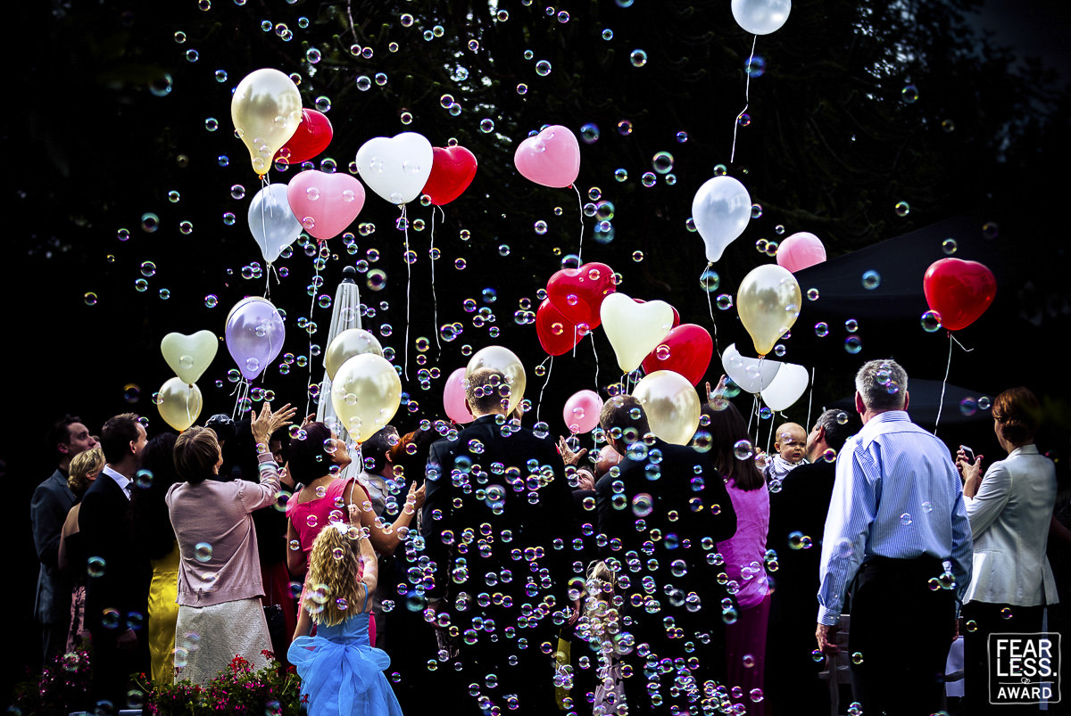 Patrick Engel fotografiert Hochzeitsgesellschaft in Vaalsbroek mit Ballons